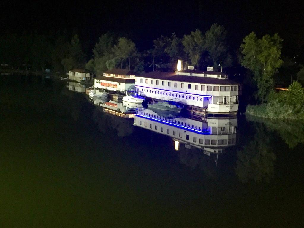 Botel Hotel Lisa Budapest Eksteriør bilde