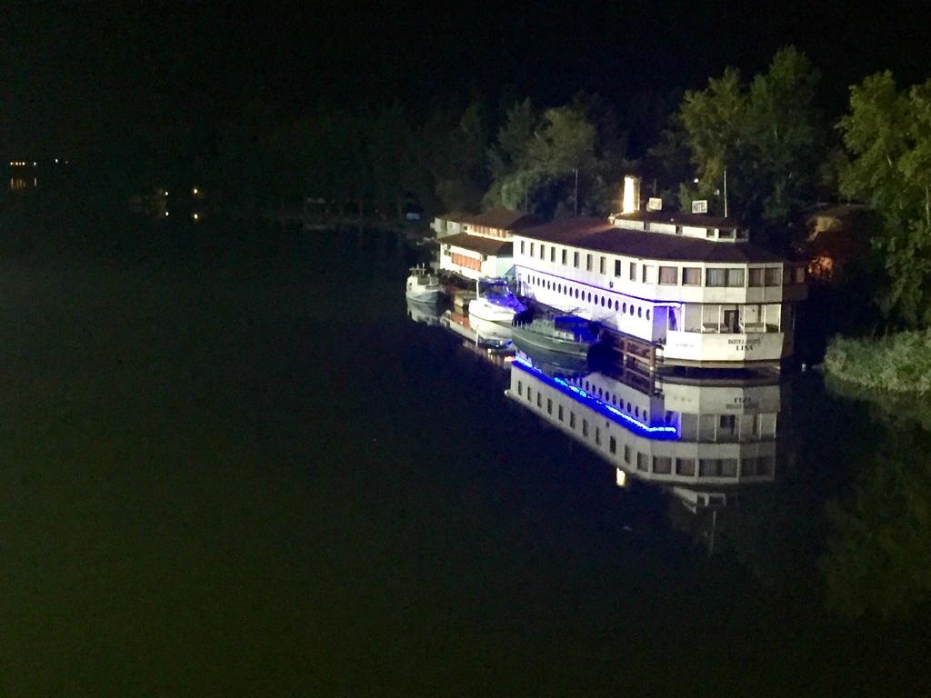 Botel Hotel Lisa Budapest Eksteriør bilde