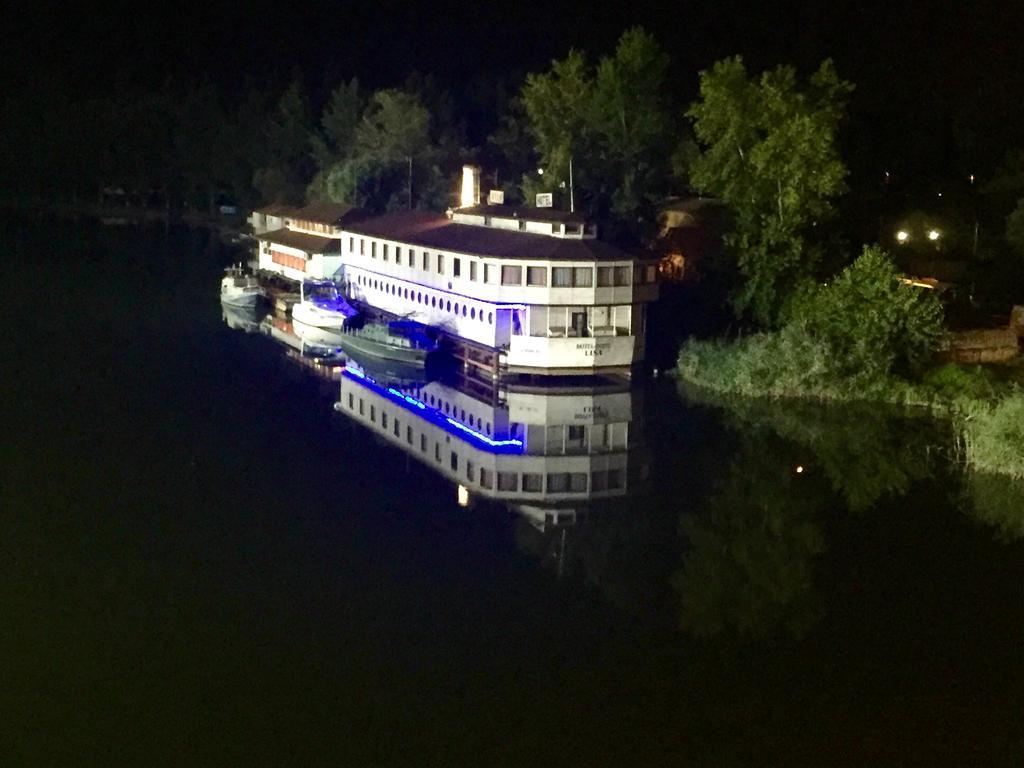 Botel Hotel Lisa Budapest Eksteriør bilde