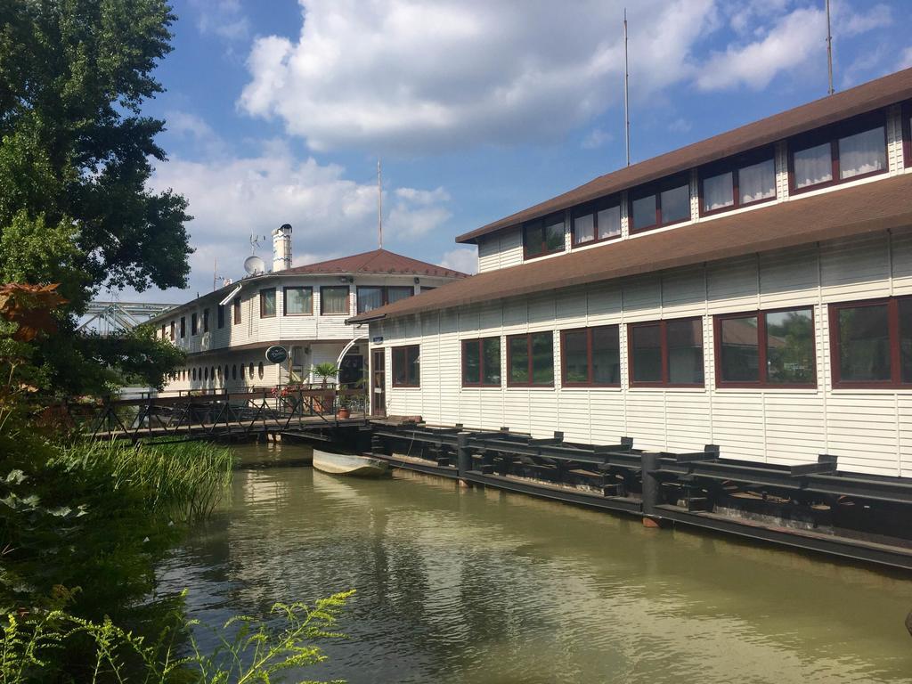 Botel Hotel Lisa Budapest Eksteriør bilde