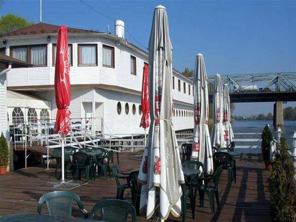 Botel Hotel Lisa Budapest Eksteriør bilde